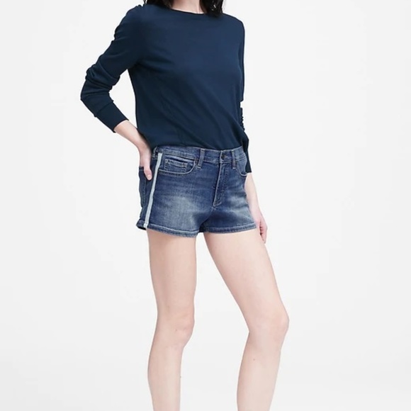 Banana Republic Pants - NWT Banana Republic Mid-Rise Side-Stripe 3" Short